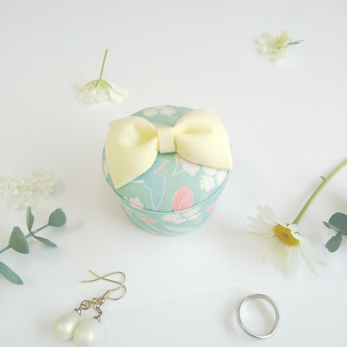 カルトナージュリボンの小さな小物入れ フリーボックス・小物入れ