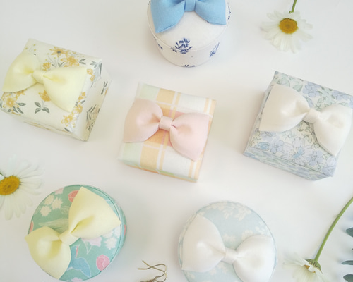 カルトナージュリボンの小さな小物入れ フリーボックス・小物入れ