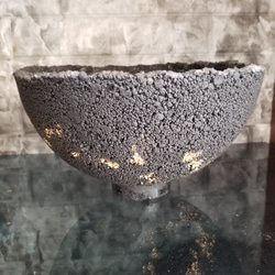 FP1338　特大　黒粒　金斑点　仕立て　ハーフ丸鉢　セメント鉢　コンクリー鉢　鉢植え　炭黒 2枚目の画像