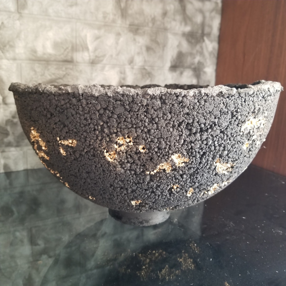FP1338　特大　黒粒　金斑点　仕立て　ハーフ丸鉢　セメント鉢　コンクリー鉢　鉢植え　炭黒 1枚目の画像