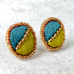 バイカラー刺繍ピアス/イヤリング[peacock×leaf]:オーバル 紺 ネイビー 秋 こっくりカラー ゴールド 黄緑 4枚目の画像