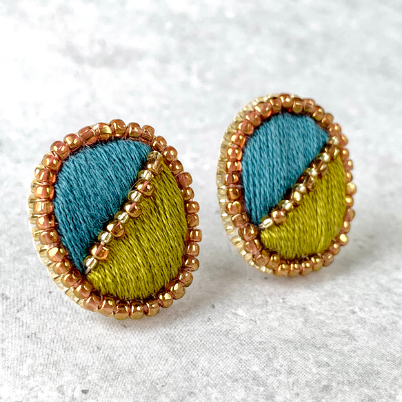 バイカラー刺繍ピアス/イヤリング[peacock×leaf]:オーバル 紺 ネイビー 秋 こっくりカラー ゴールド 黄緑 4枚目の画像