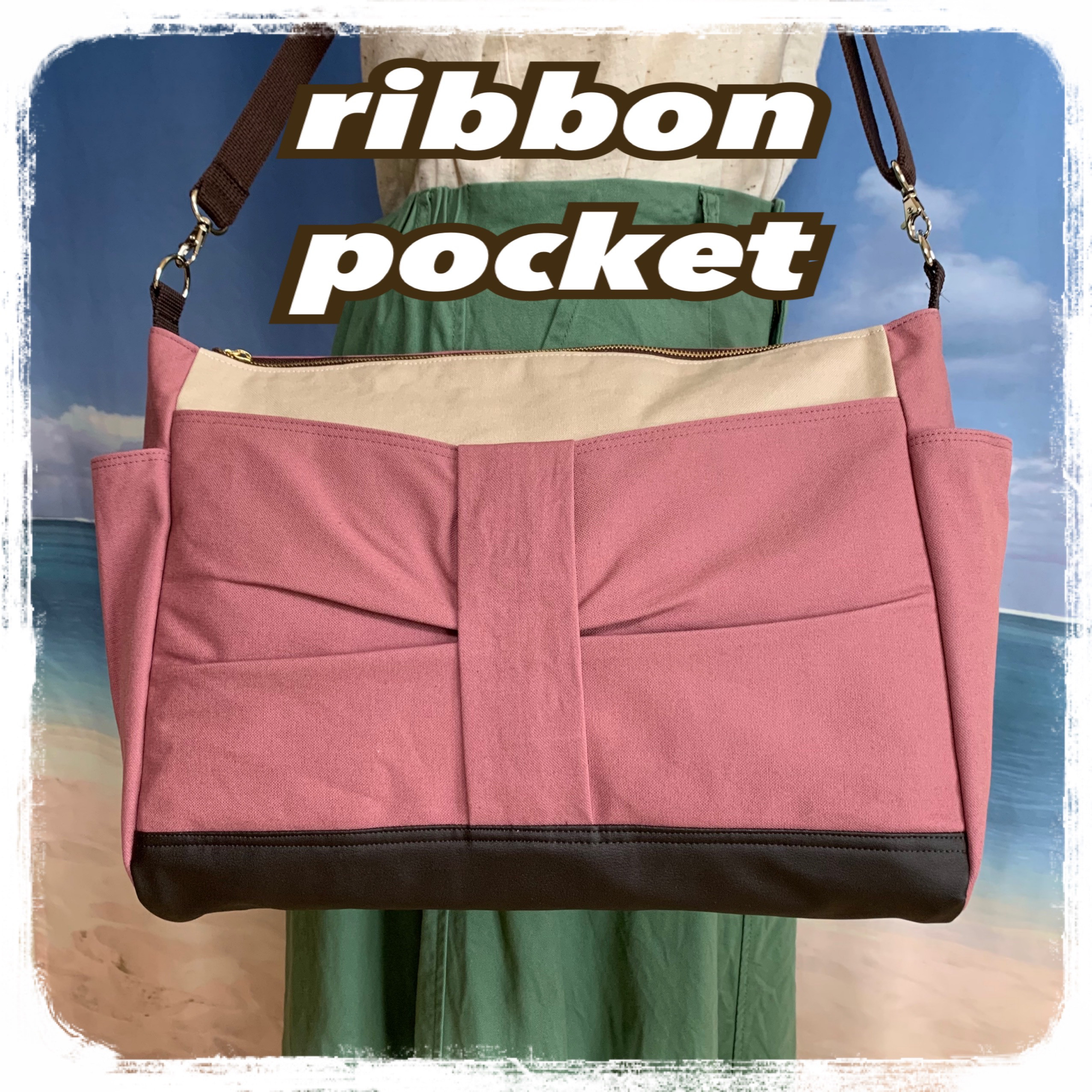 A4対応　大きめ　かわいいリボンポケット　サイドポケットが便利な　ショルダーバック　長さ調節可能　スモークピンク