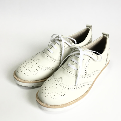 シチリア★未使用の本革製パンプス★２４.５㎝★おしゃれなウイングチップデザイン SAYA 【本革】ウイングチップシューズ(ベージュコンビ) -【公式