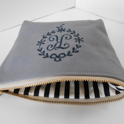 帆布の選べるエンブレムイニシャル刺繍のポーチ　グレー　14㎝　１６㎝　１８㎝　２０㎝ 3枚目の画像