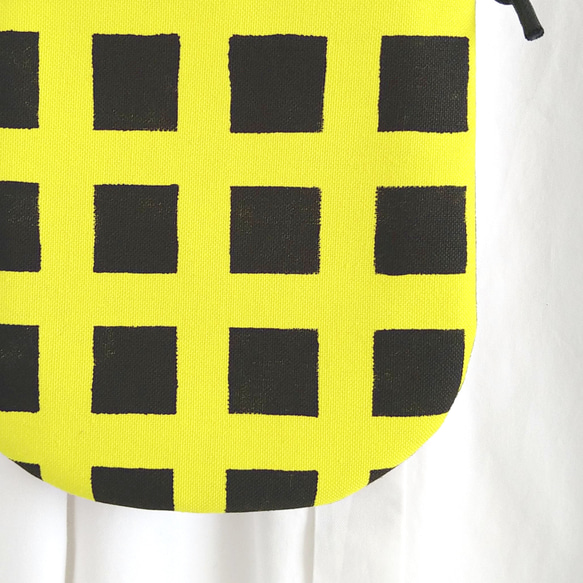 帆布 ブロック プリント の スマホショルダー（ ライトイエロー × ブラック ） 7枚目の画像