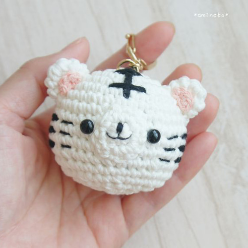 手のひらサイズの、ホワイトタイガーキーホルダー♪ あみぐるみ