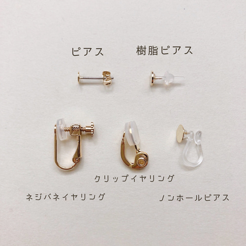 揺れる雫の紫陽花と猫の刺繍ピアス／イヤリング ピアス（スタッド・一 