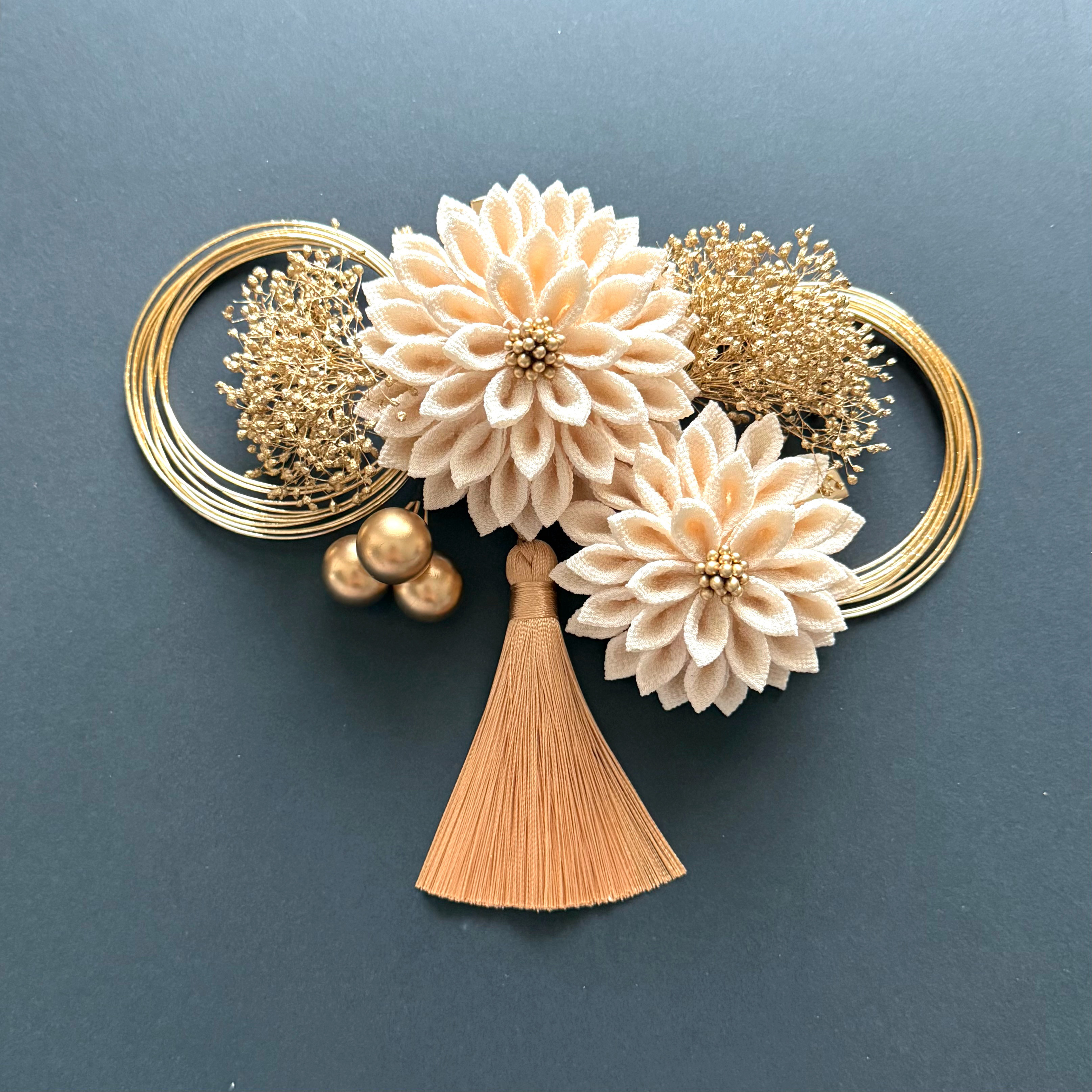 《受注製作》つまみ細工髪飾り　成人式　結婚式　前撮り　七五三　髪飾り　生成り色　金　かすみ草