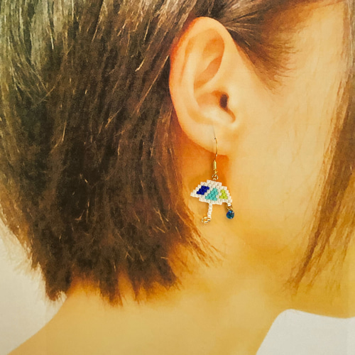 デリカビーズピアス/イヤリング てるてる坊主と傘 ピアス（フック