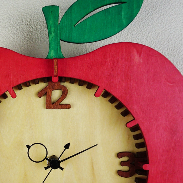「りんご」木製掛け時計　 2枚目の画像