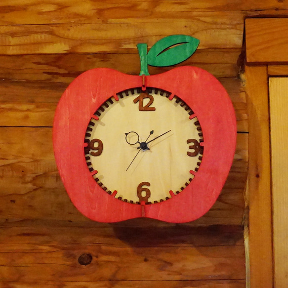 「りんご」木製掛け時計　 5枚目の画像