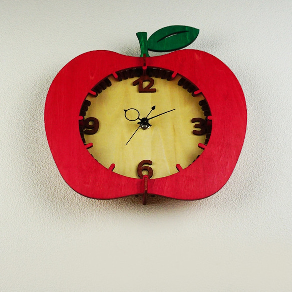「りんご」木製掛け時計　 4枚目の画像