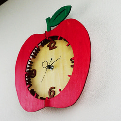「りんご」木製掛け時計　 3枚目の画像