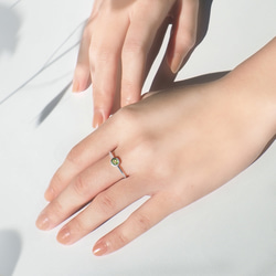 春擁 | 橄欖石 彩寶包鑲 925純銀戒指 細戒指 線戒 第5張的照片