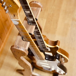 【24時間以内に発送】手作り木工　木製ギタースタンド （古材） ２本掛け 2枚目の画像