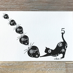 猫イラスト 線画　「苺で遊ぶ猫」 ポストカードセット 3枚目の画像