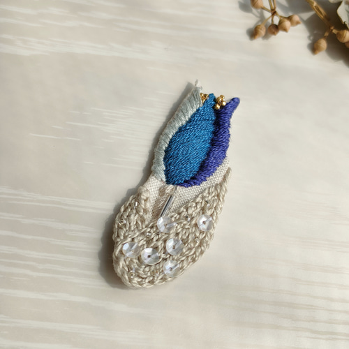 北欧カラーのチューリップの刺繍ブローチ（ブルー系） ブローチ EMYU 