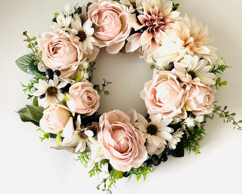 「希少な薔薇を生かしたリース♡」アシンメトリーのデザインです 希少な薔薇を生かしたリース♡」アシンメトリーのデザインです