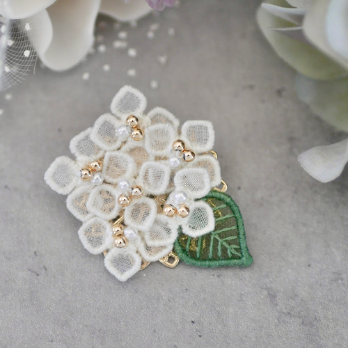 539＊紫陽花 ホワイト ブローチ オーガンジー刺繍 紫陽花ブローチ(ホワイト)【受注制作】 | iichi 日々