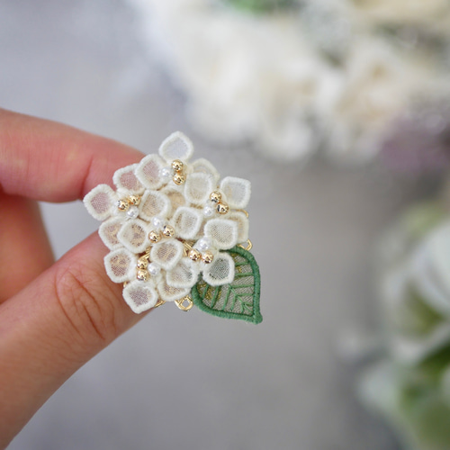 紫陽花[アナベル白]ブローチ (受注生産/オーガンジー刺繍/梅雨