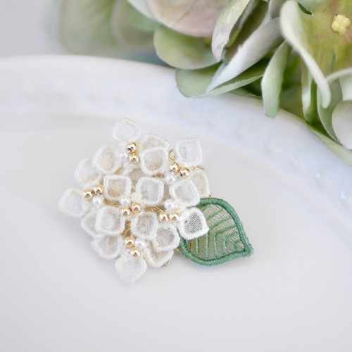 紫陽花[アナベル白]ブローチ (受注生産/オーガンジー刺繍/梅雨/夏