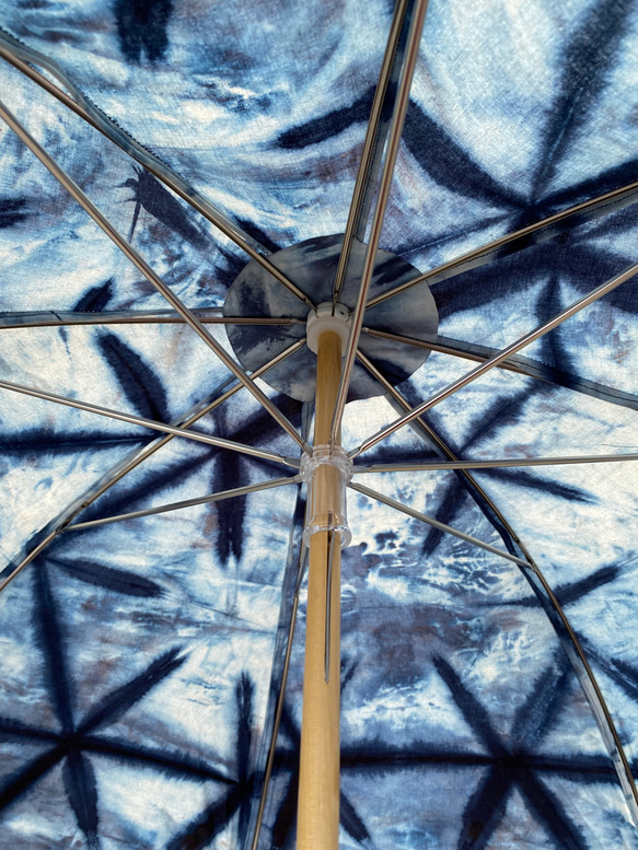 藍手染め雪花絞りの日傘　氷 8枚目の画像
