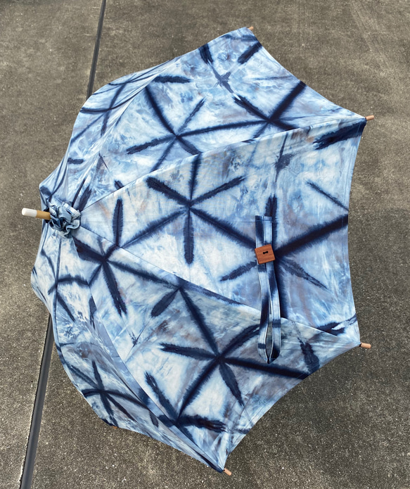 藍手染め雪花絞りの日傘　氷 2枚目の画像