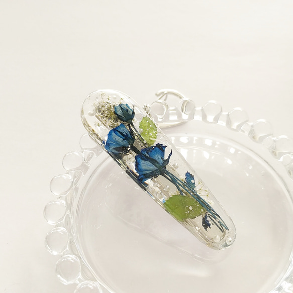 《再販》キークリップ　薔薇　青い花　バッグチャーム　キーホルダー　押し花　ボタニカル　 3枚目の画像