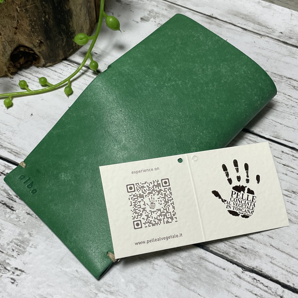 ミニマルグリーン 春色 シンプル 二つ折り革財布 レザーコンパクトウォレット 3枚目の画像