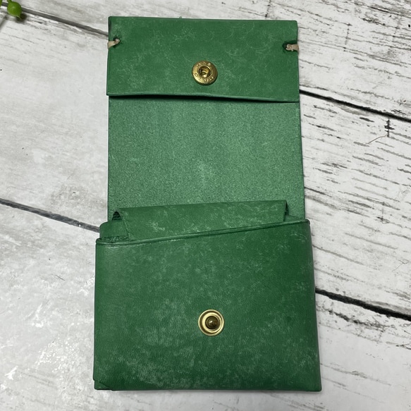 ミニマルグリーン 春色 シンプル 二つ折り革財布 レザーコンパクトウォレット 4枚目の画像