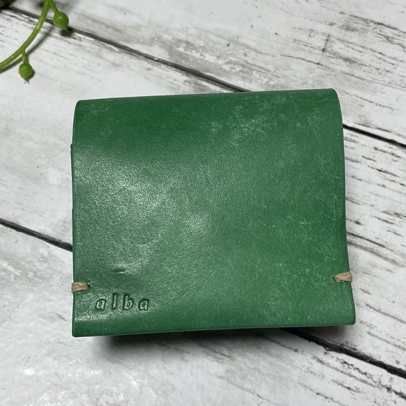 ミニマルグリーン 春色 シンプル 二つ折り革財布 レザーコンパクトウォレット 2枚目の画像