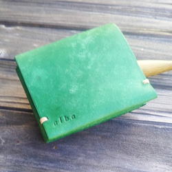 ミニマルグリーン 春色 シンプル 二つ折り革財布 レザーコンパクトウォレット 1枚目の画像