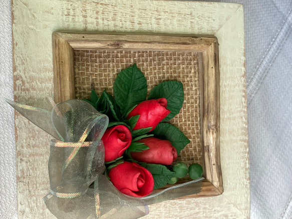 【粘土の花】粘土で作ったバラの花を額に飾りました 3枚目の画像