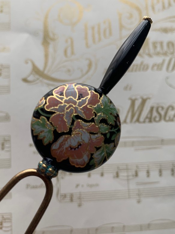 デッドストック素材のマチュアな花模様の玉かんざし「艶華」 1枚目の画像