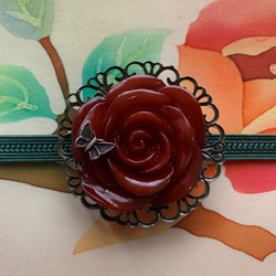 デッドストック素材の艶めくダークレッドの薔薇の帯留め「ローズ・グラマラス」 5枚目の画像