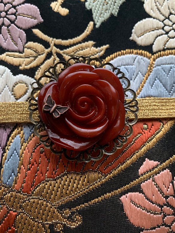デッドストック素材の艶めくダークレッドの薔薇の帯留め「ローズ・グラマラス」 4枚目の画像