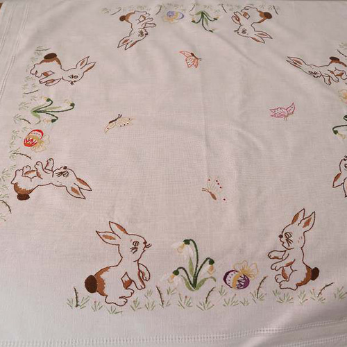 ドイツの手仕事/可愛いうさぎと白いスイセンと蝶々の手刺繍 生地