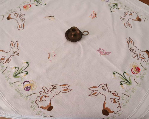 ウサギ刺繍のテーブルクロス87x87cm うさぎの刺繍のテーブルクロス