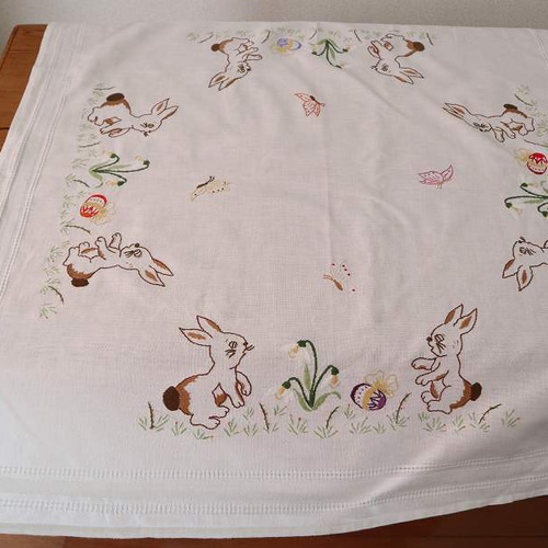 ドイツの手仕事/可愛いうさぎと白いスイセンと蝶々の手刺繍 生地