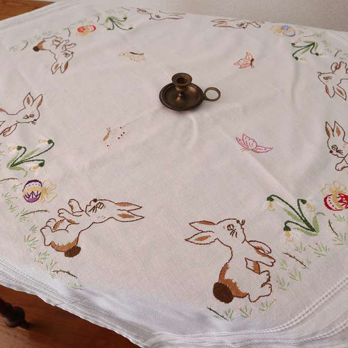 ドイツの手仕事/可愛いうさぎと白いスイセンと蝶々の手刺繍 生地