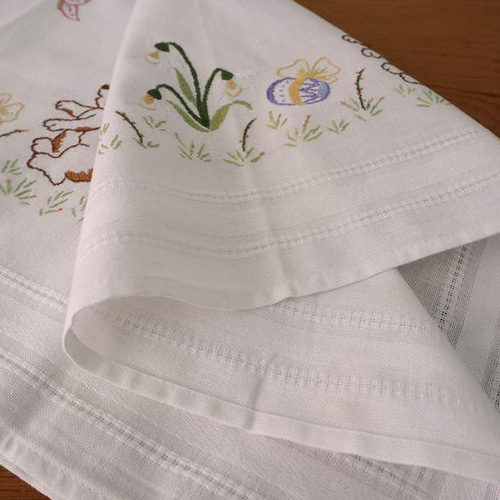 ドイツの手仕事/可愛いうさぎと白いスイセンと蝶々の手刺繍 生地