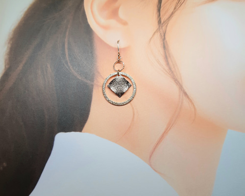 AIKAH 月モチーフ ゴールドリング ピアス 2個セット可 AIKAH 月モチーフ ゴールドリング ピアス 2個セット可