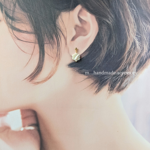 出産祝いにも】小ぶりなお花マザーオブパールの1粒ピアス / イヤリング