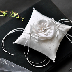 イニシャル刺繡　シルク混ミカドサテン　シルクの花　オートクチュール刺繡のリングピロー 3枚目の画像