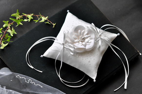 イニシャル刺繡　シルク混ミカドサテン　シルクの花　オートクチュール刺繡のリングピロー 3枚目の画像