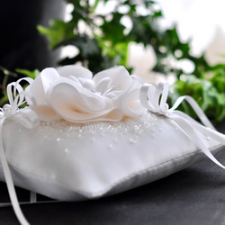 イニシャル刺繡　シルク混ミカドサテン　シルクの花　オートクチュール刺繡のリングピロー 10枚目の画像