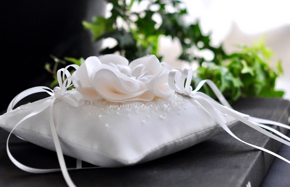 イニシャル刺繡　シルク混ミカドサテン　シルクの花　オートクチュール刺繡のリングピロー 10枚目の画像