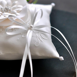 イニシャル刺繡　シルク混ミカドサテン　シルクの花　オートクチュール刺繡のリングピロー 17枚目の画像