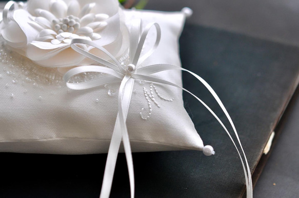 イニシャル刺繡　シルク混ミカドサテン　シルクの花　オートクチュール刺繡のリングピロー 17枚目の画像